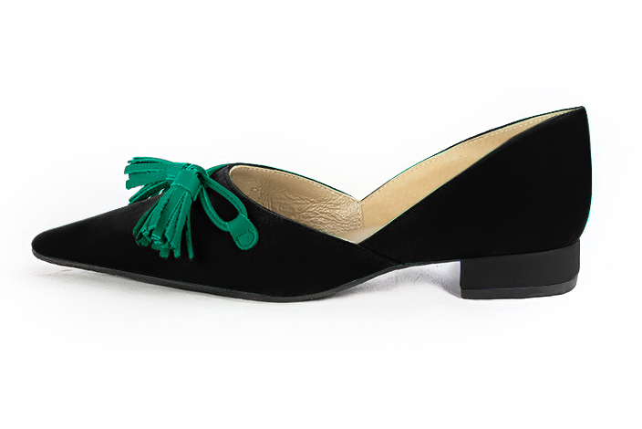 Matt black and emerald green women's dress pumps, with a knot on the front. Pointed toe. Flat block heels. Profile view - Florence KOOIJMAN